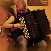 Profesora superior de música especializada en armonía imparte clases de música